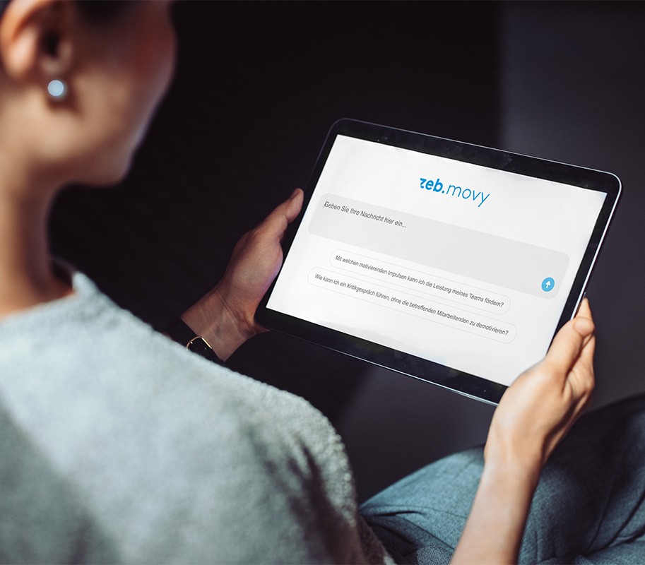 Eine Frau, die eine Tafel hält