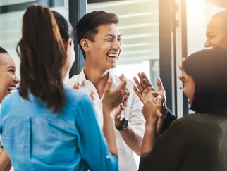 Klatschende, applaudierende Menschen, stehend, lachend