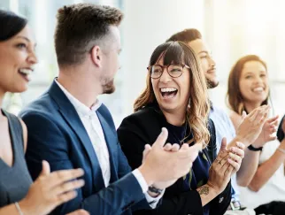 Klatschende, applaudierende Menschen sitzend, lachend