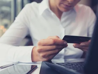 Kreditkarte anschauen, online bezahlen, Laptop