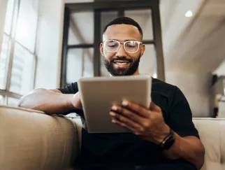 Mann am Tablet, sitzend