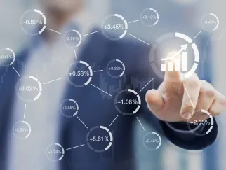 Eine Person, die ein Diagramm berührt