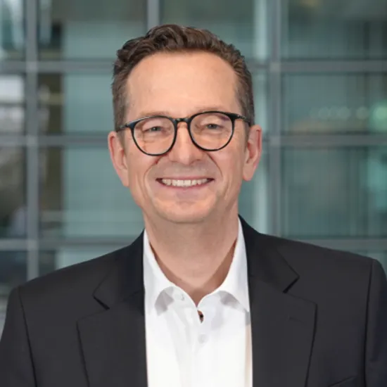 Ein Mann im Anzug und Brille